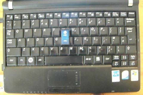 HP v165w 4GB Flash Drive on Samsung NC10 Netbook keyboard