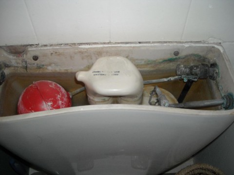 Toilet 'vintage' cistern with old ball-cock and valve